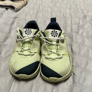 Toddler Nike tennis shoe 6c